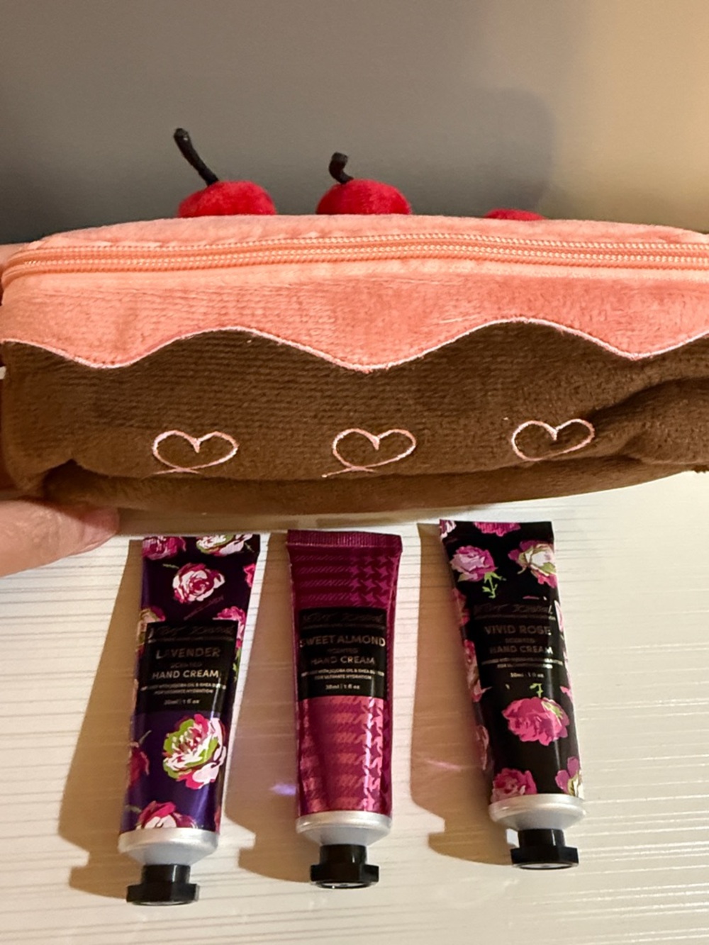 Betsy Johnson, mini hand creams with cute dessert bag unbranded - Picture 2 of 6